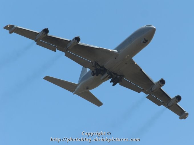 707 Deploying landing gear